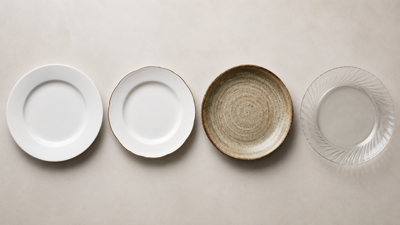 "Četiri vrste tanjira poređane radi poređenja: porcelan, kostni porcelan, keramika i kaljeno staklo"