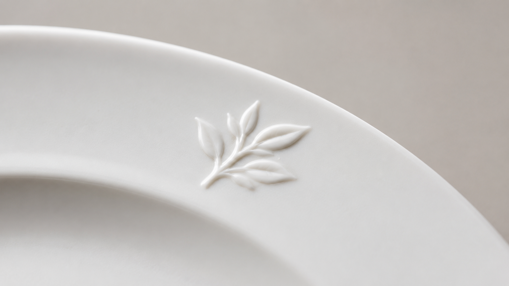 reljef-utisnut-logo-porcelanski-tanjir-detalj.png